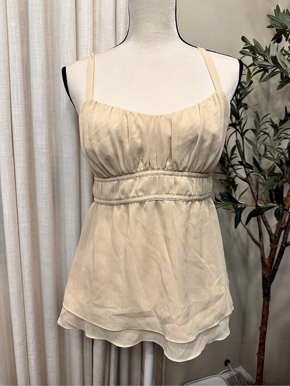 Ann Taylor LOFT camisole Layered Hem Camisole in Cream Size 6P Like New